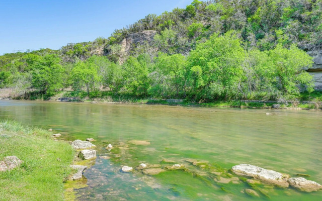 'rio Vista' Condo: Direct Guadalupe River Access!