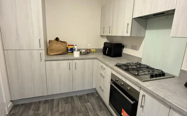 Central 2 Bed Home - Parking, Ev Point, Garden