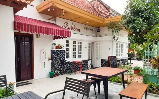 Reisban Coffee Shop and Hostel