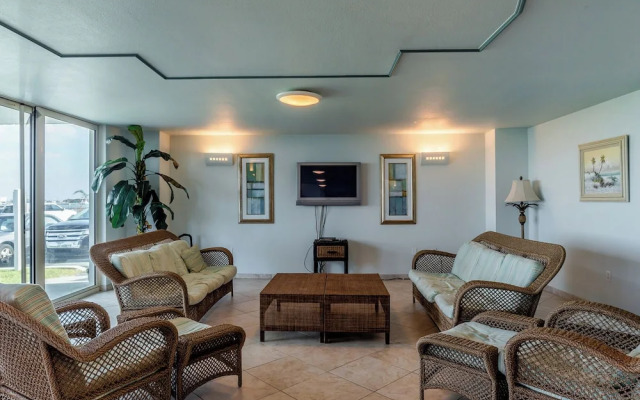 Sabine Yacht & Racquet #8D