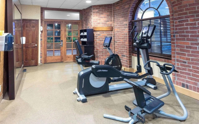 Embassy Suites Kansas City Plaza