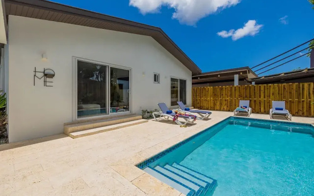 Brand NEW Private Pool King Beds Palmbeach