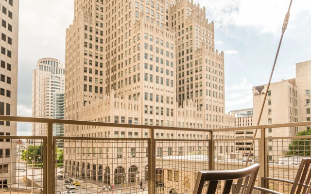 Large Open Apartments Near Ballpark Village