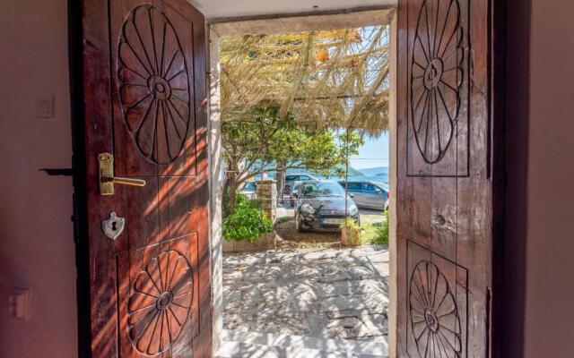 Charming Bohemian house in Perast