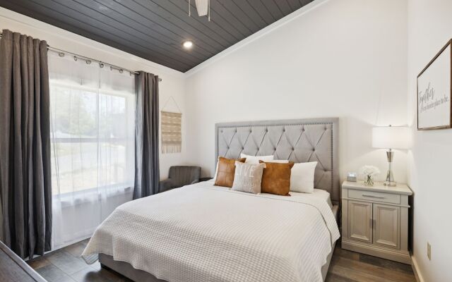 Sunset Chalet 2 Bedroom Cabin by RedAwning