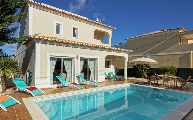Elegant Villa in Carvoeiro With Swimming Pool