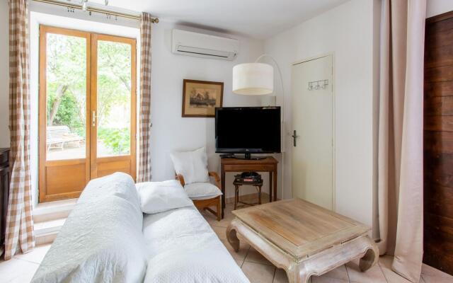 Tranquil holiday home in Cébazan with private pool