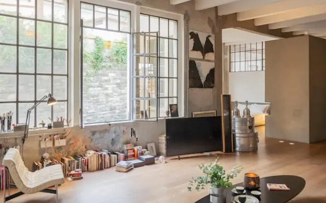 Design Loft With Private Parking