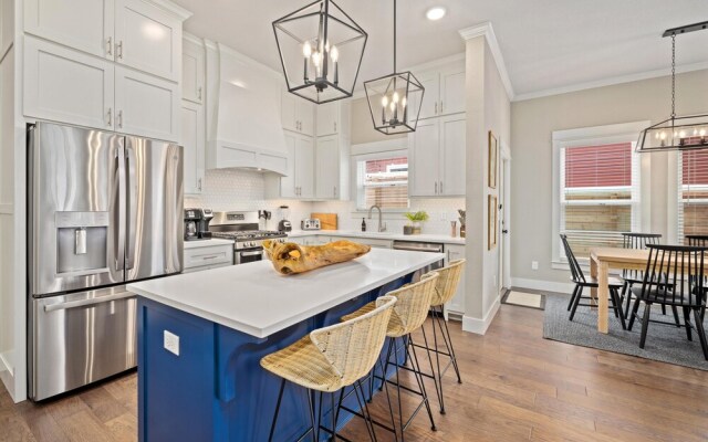 Big Blue on Main-hot Tub-less Than 1 Mi to Square