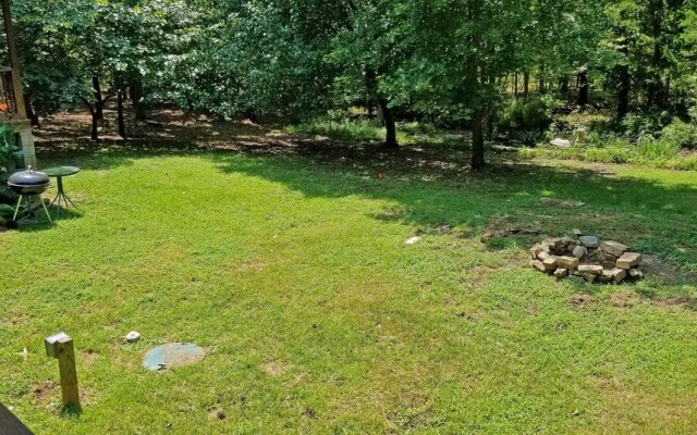 Wild Blue Yonder Cabin With Extra Studio Room, Hot Tub, Fire Pit in the Back Yard by Redawning