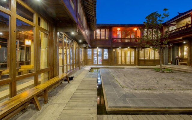 Lijiang Banxicaotang Inn