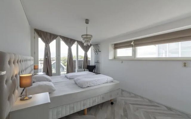 Beachside Apartment With Balcony