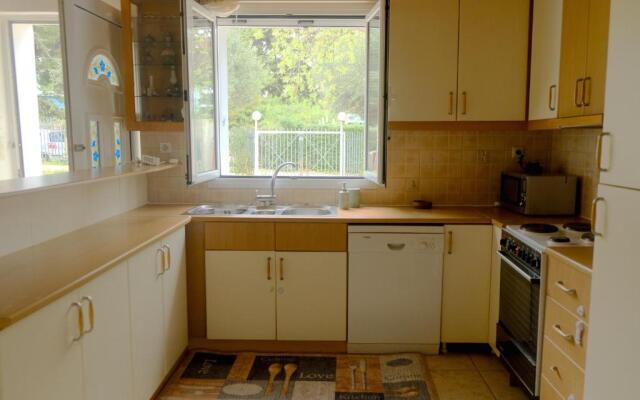 Seaside 5 Bedroom Spacious Villa close to airport
