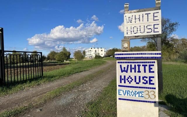 White House studio with sea view and parking