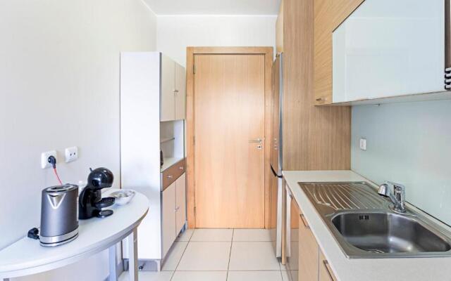 2BR Flat by Metro w/ Free Parking by LovelyStay