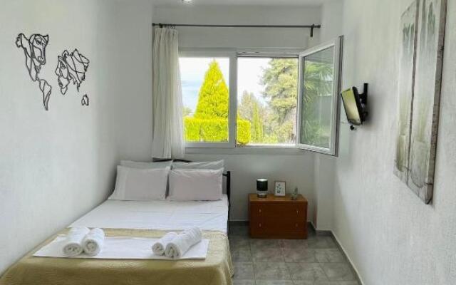 Eden apartment Paliouri with Frontyard private garden