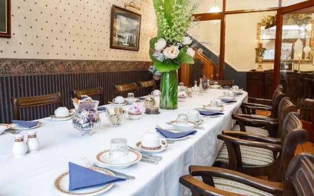 Aaron Court Bed & Breakfast