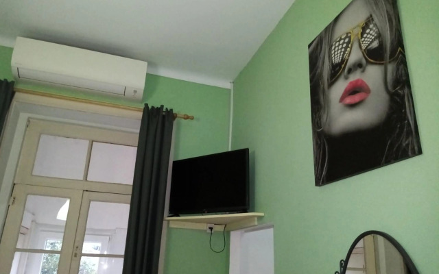 Metro Casa Música Apartments and Rooms