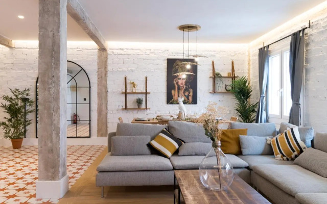 Amplio y moderno apartamento con tarima refrescante by Staynnapartments