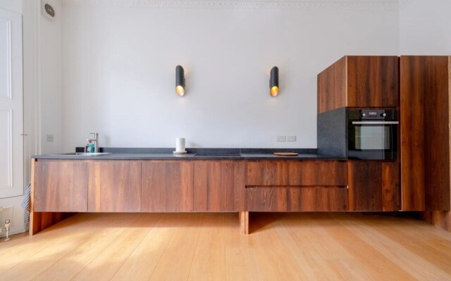 Stylish & Light Victorian 2BD Flat - Holland Park