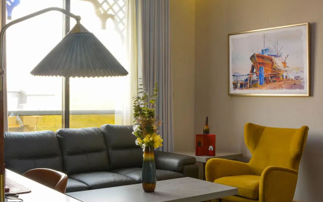 Redwaves Hotel