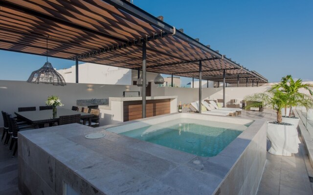 Luxury Penthouse with Hot Tub & Rooftop