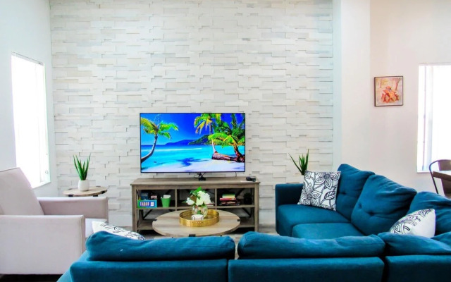 Stylish 3 Bedroom Home Private Balcony Patio