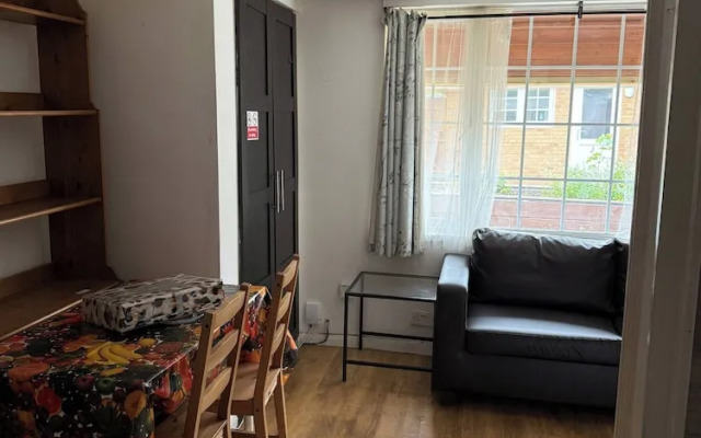 Serene Uxbridge Retreat With Central Heating & Free Parking