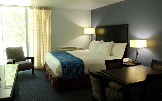 Travelodge by Wyndham Water’s Edge Hotel - Racine