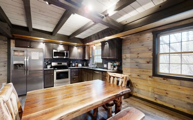 Bigfoots Hideaway 1 Bedroom Cabin by RedAwning