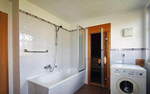 Komfortables Reetdachferienhaus Hasel 1