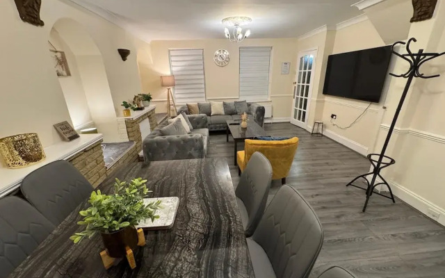 3BR House with Free WiFi All Over UK