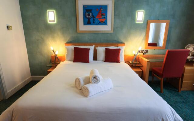 Superb Spacious Central Studio Apartment (High Ceiling)