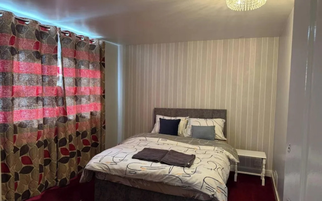 Spacious 6 Bedroom Family House