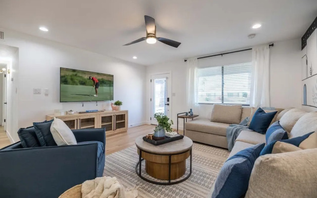 Tempe Wesleyan 4 Bedroom Home by RedAwning