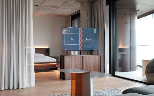 The Zipper Hotel & Apartments