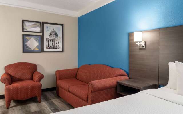 La Quinta Inn & Suites by Wyndham Madison American Center