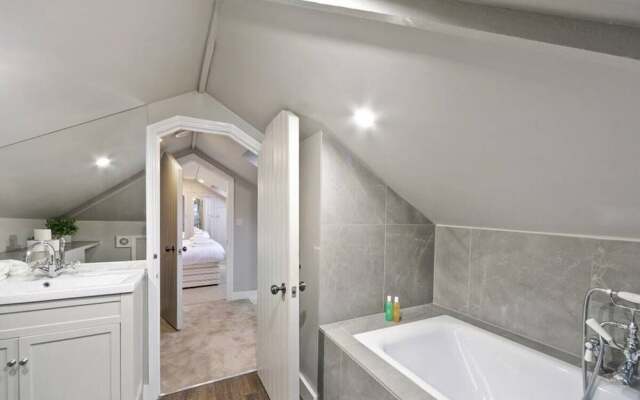 Special Offer- 5 bed Victorian in Zone2