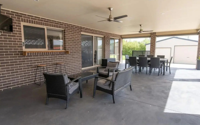 Centennial Cres, Modern, Entertaining Home, Sleeps 8