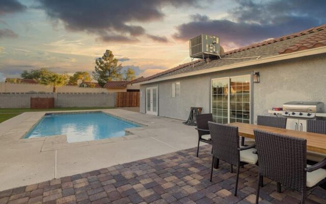 Saratoga A Bright Modern Pool Home in Vegas