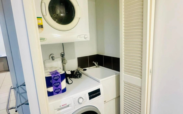 Palm Cove Pool Access Apartment