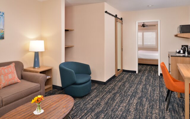 La Fuente Inn & Suites