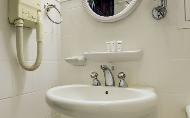 OYO 353 Middle East Hotel