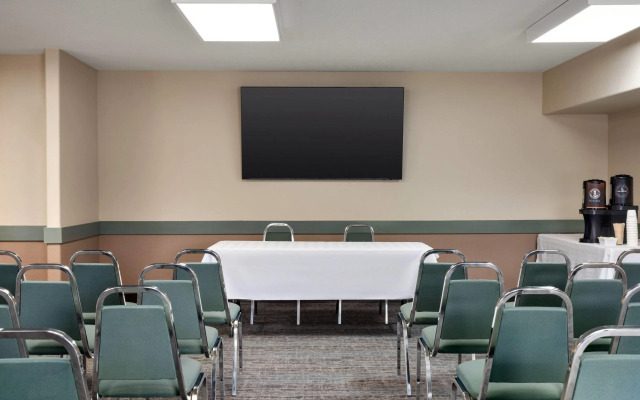 Super 8 by Wyndham Swan River MB