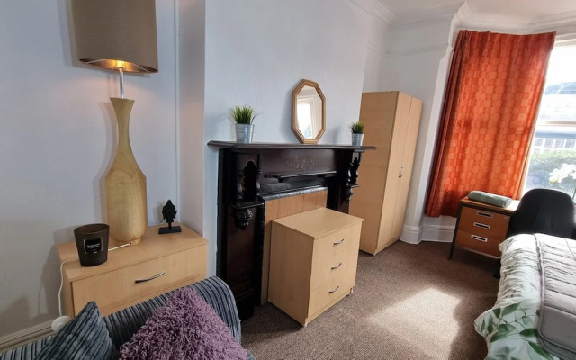 Spacious 4-bed House Great Location Coventry
