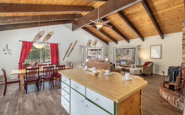 Maple Leaf Lodge 3 Bedroom Home by NW Comfy Cabins by RedAwning