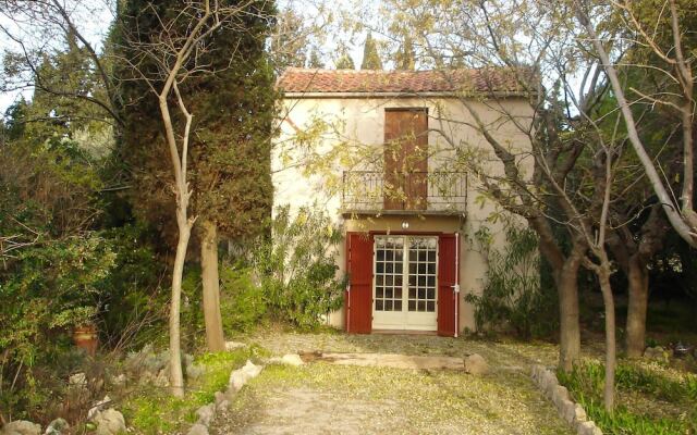 Charming Hunting Lodge near Loupian with garden