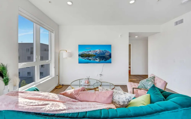 Luxury 2BR Hollywood Pool View by Oneluxstay