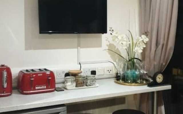 1 Bedroom Apartment, Leeds Stunning & Cosy Find!
