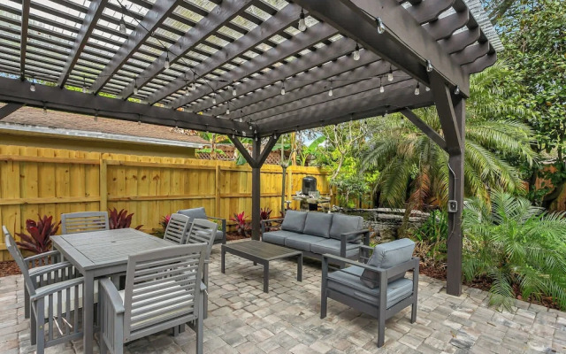 Pool House Oasis - Home for 6